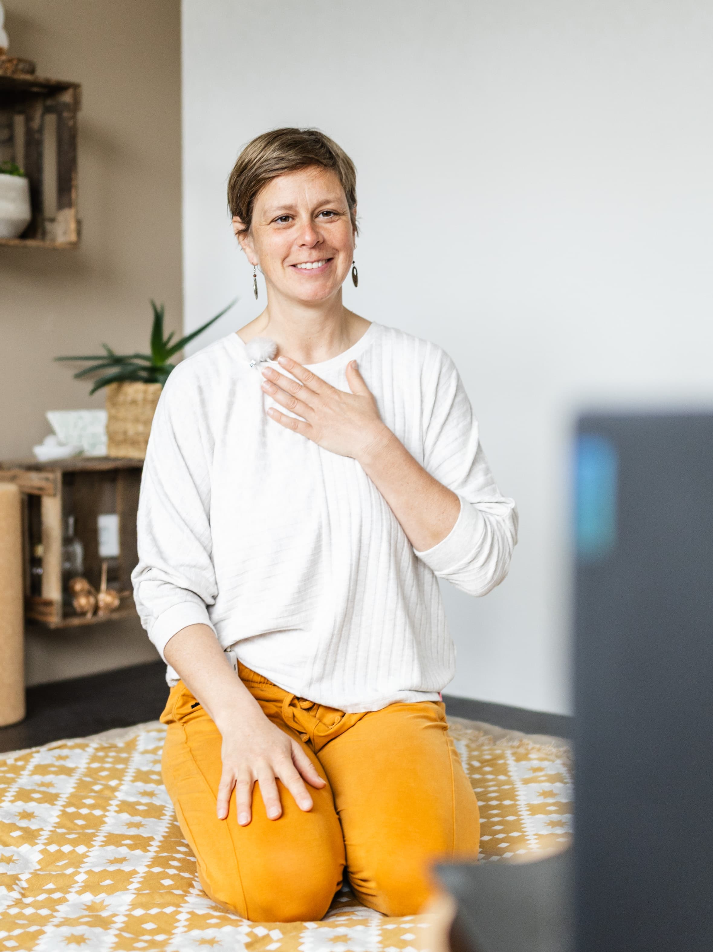 Anne Thorand mit Hand auf Herz im Online-Coaching – körperorientiertes Coaching und Atemarbeit online