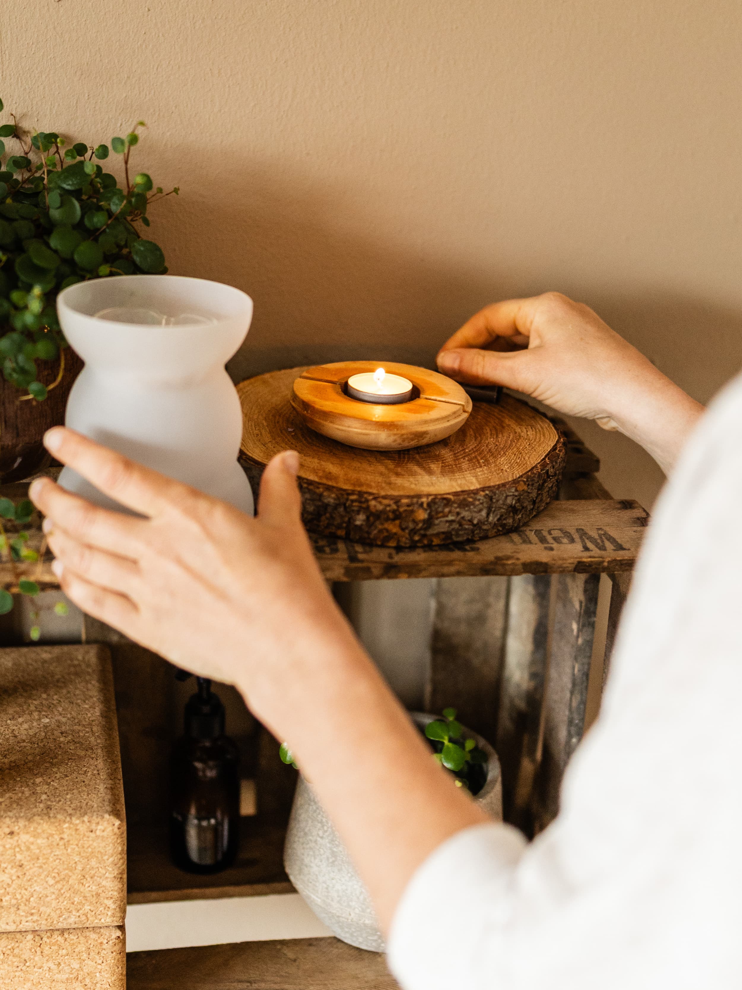 Kerze auf Holzscheibe – mehrwöchige Online-Kurse und Retreats für Embodiment und Selbstentwicklung