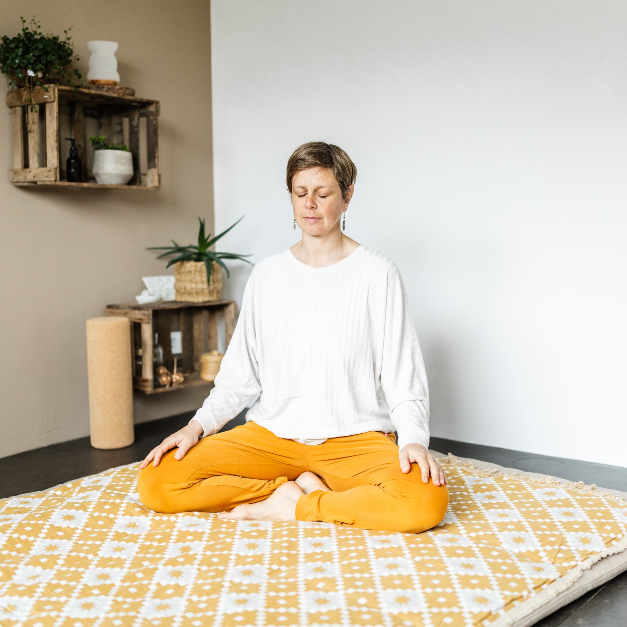 Anne Thorand in Meditation – Nervensystem regulieren durch Yoga und Atemarbeit in Freiburg